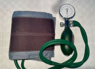 Tensiómetro con manguito Erka.