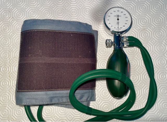 Tensiómetro con manguito Erka.