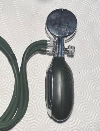 Tensiómetro con manguito Erka.