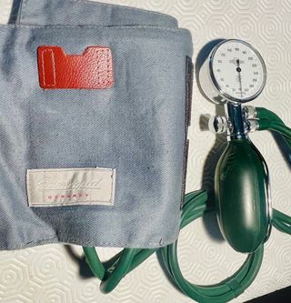 Tensiómetro con manguito Erka.