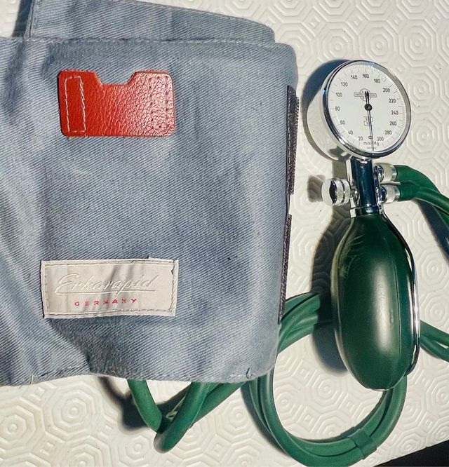 Tensiómetro con manguito Erka.