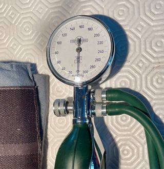 Tensiómetro con manguito Erka.