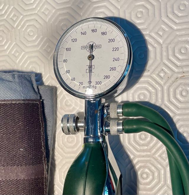 Tensiómetro con manguito Erka.