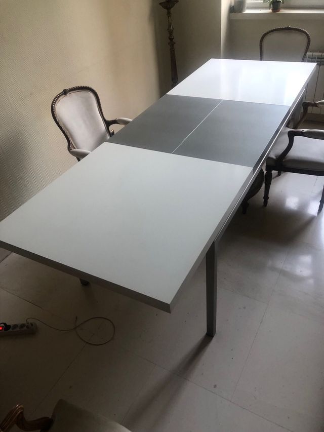Mesa extensível de madeira e aço