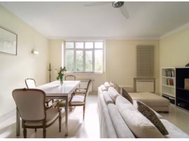 Mesa extensível de madeira e aço