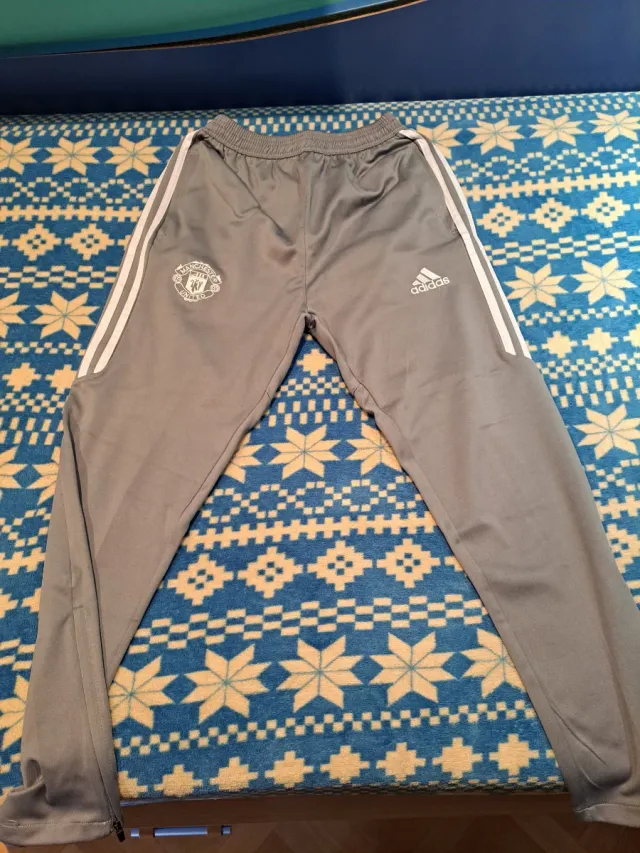 Pantalón Adidas Manchester United Gris