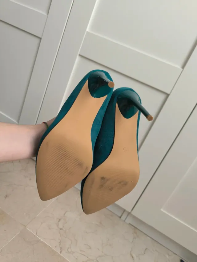 Zapatos de tacón verde azulado