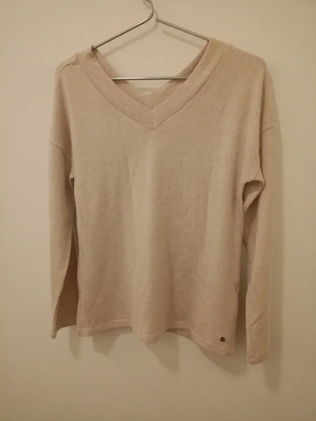 Jersey beige cuello pico