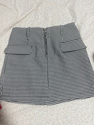 Falda corta con cremallera y estampado