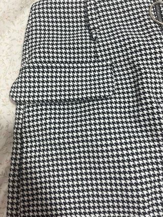 Falda corta con cremallera y estampado