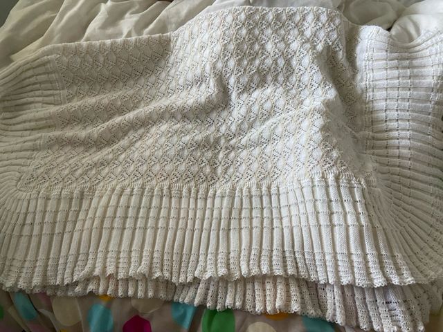 Copriletto per neonato in bianco lavorato a maglia