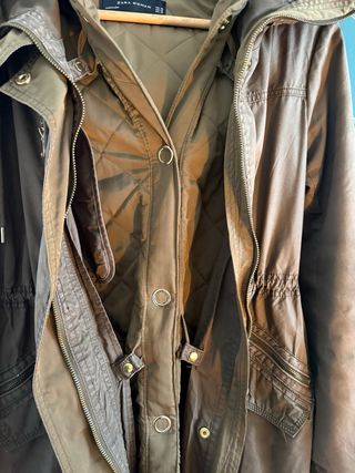 Chaqueta Zara verde con capucha y pelo