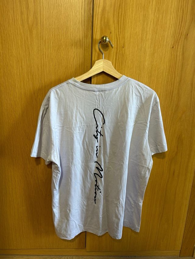 Camiseta H&M Lila Estampado Ciudad Talla L