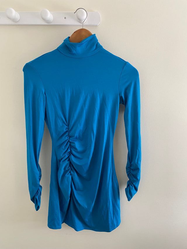 Vestido azul fruncido ajustado