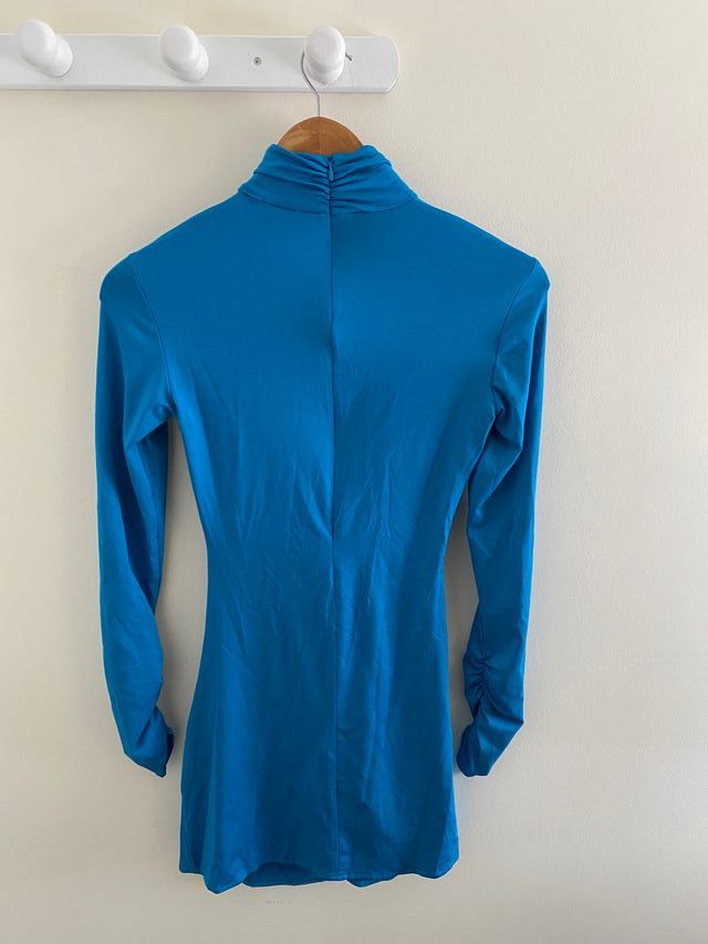 Vestido azul fruncido ajustado