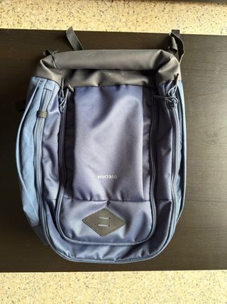 Bolso Quechua azul y gris para portátil.
