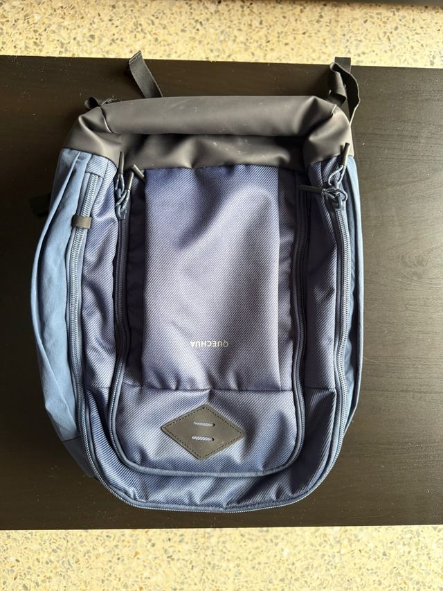 Bolso Quechua azul y gris para portátil.
