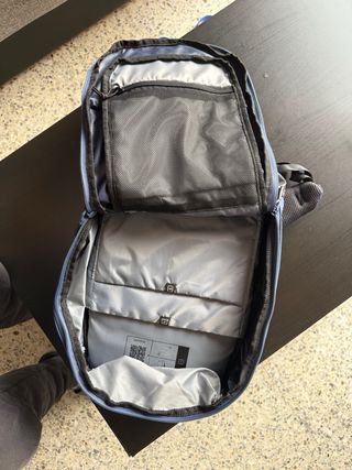 Bolso Quechua azul y gris para portátil.