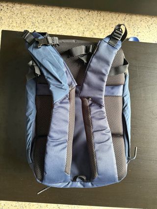 Bolso Quechua azul y gris para portátil.