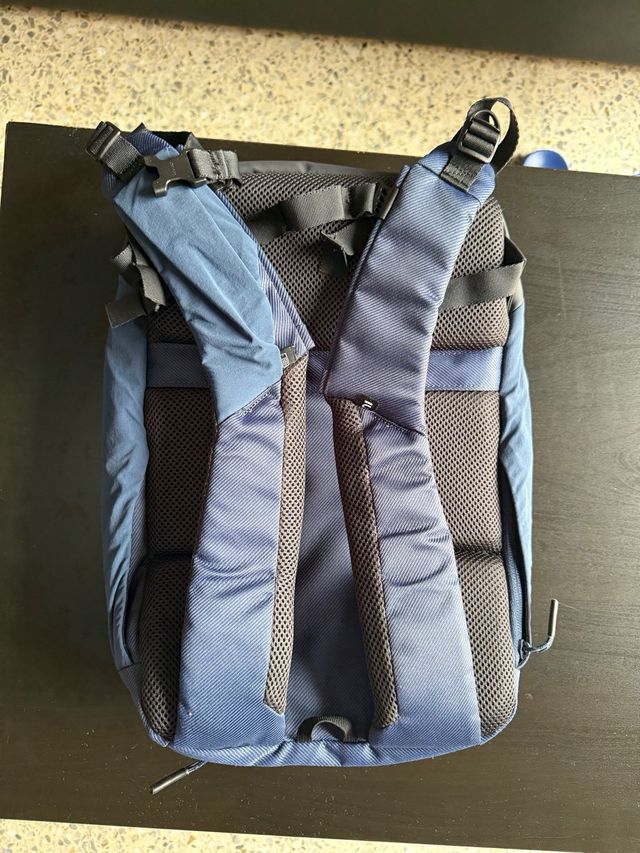 Bolso Quechua azul y gris para portátil.