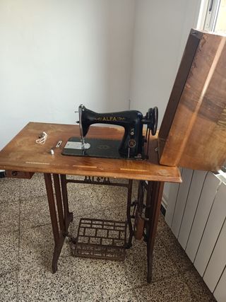 Máquina de coser Alfa antigua