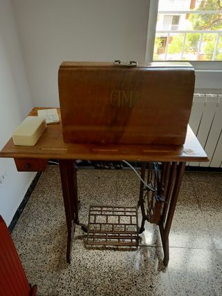 Máquina de coser Alfa antigua
