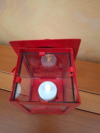 Lanterna natalizia rossa con albero di Natale