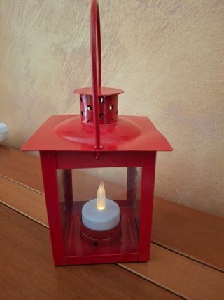 Lanterna natalizia rossa con albero di Natale