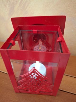 Lanterna natalizia rossa con albero di Natale