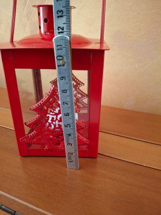 Lanterna natalizia rossa con albero di Natale