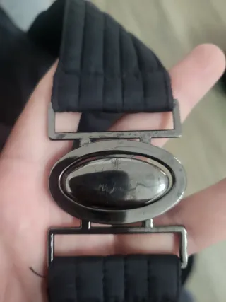 Cappotto nero con cappuccio e cintura