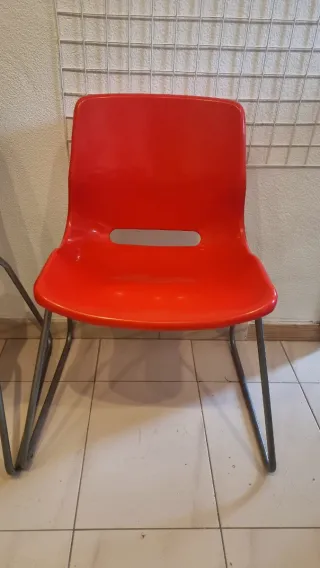Sillas de plástico y metal(negra y roja).