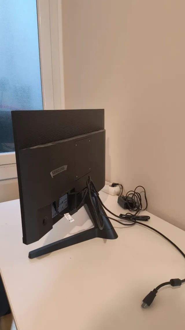 Pantalla Samsung 24 Essential Monitor S3