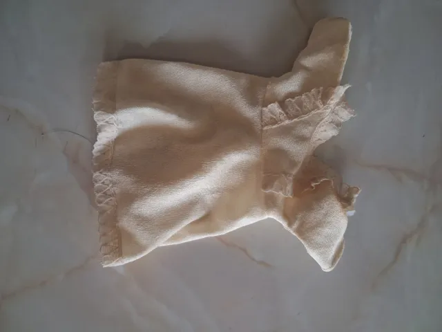 Vestido de muñeca beige con volantes. Marca Jesmar