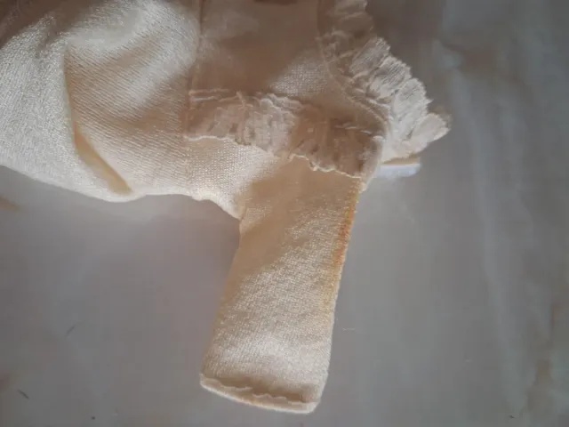 Vestido de muñeca beige con volantes. Marca Jesmar