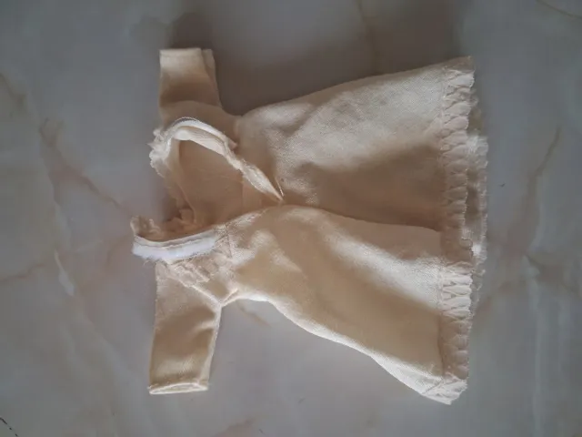 Vestido de muñeca beige con volantes. Marca Jesmar
