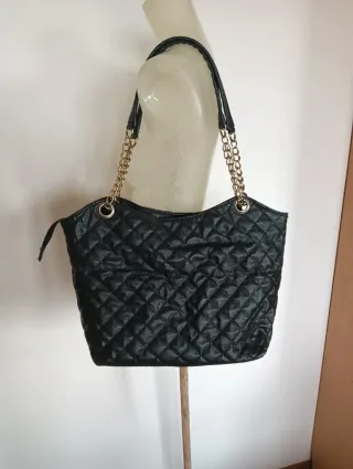 Borsa nera trapuntata con tracolla a catena