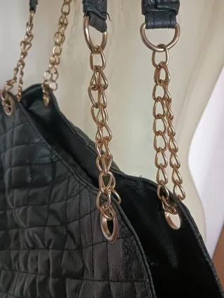 Borsa nera trapuntata con tracolla a catena