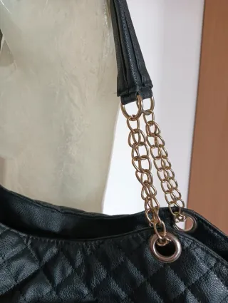 Borsa nera trapuntata con tracolla a catena