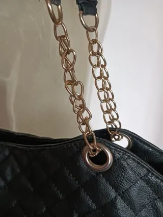 Borsa nera trapuntata con tracolla a catena