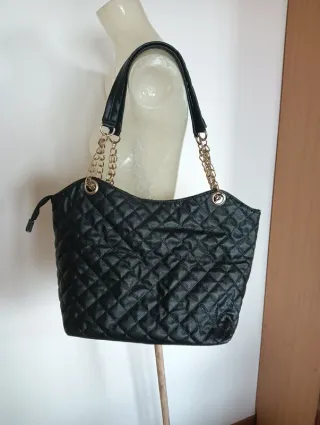 Borsa nera trapuntata con tracolla a catena