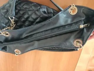 Borsa nera trapuntata con tracolla a catena