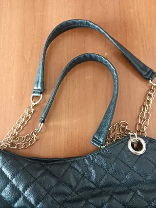 Borsa nera trapuntata con tracolla a catena