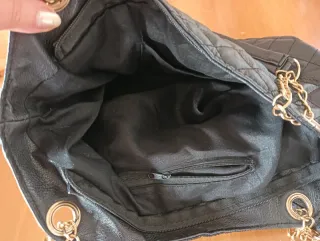 Borsa nera trapuntata con tracolla a catena