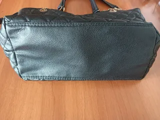 Borsa nera trapuntata con tracolla a catena