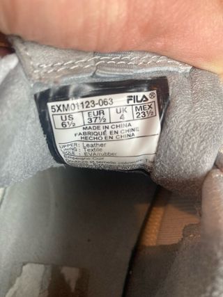 Zapatillas Fila grises y blancas