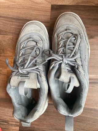 Zapatillas Fila grises y blancas