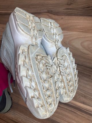 Zapatillas Fila grises y blancas