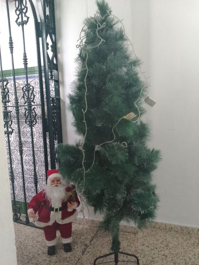 Árbol de Navidad con Papá Noel y Luces