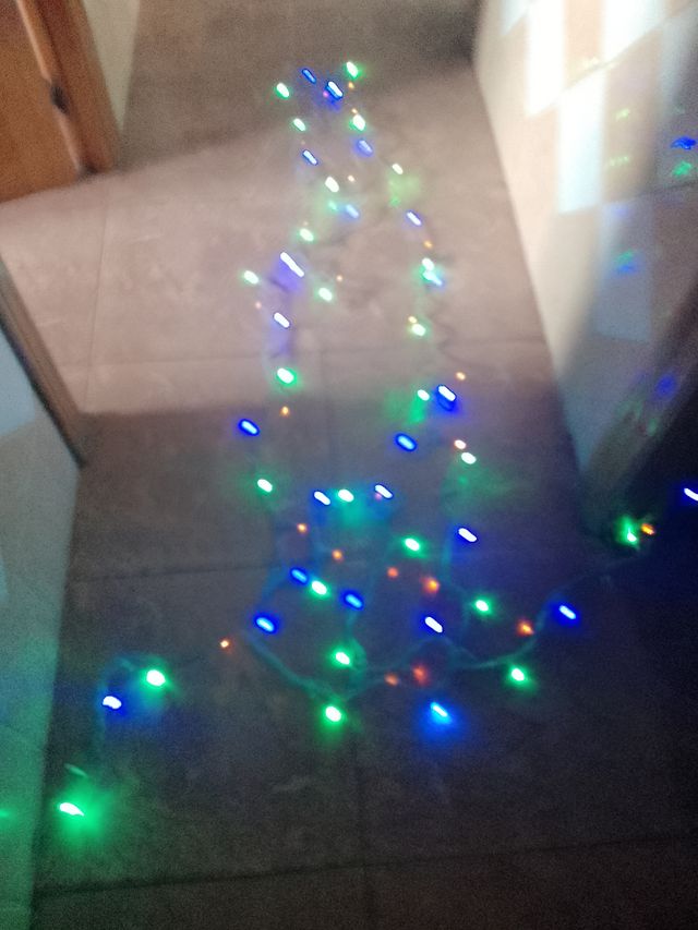 Árbol de Navidad con Papá Noel y Luces